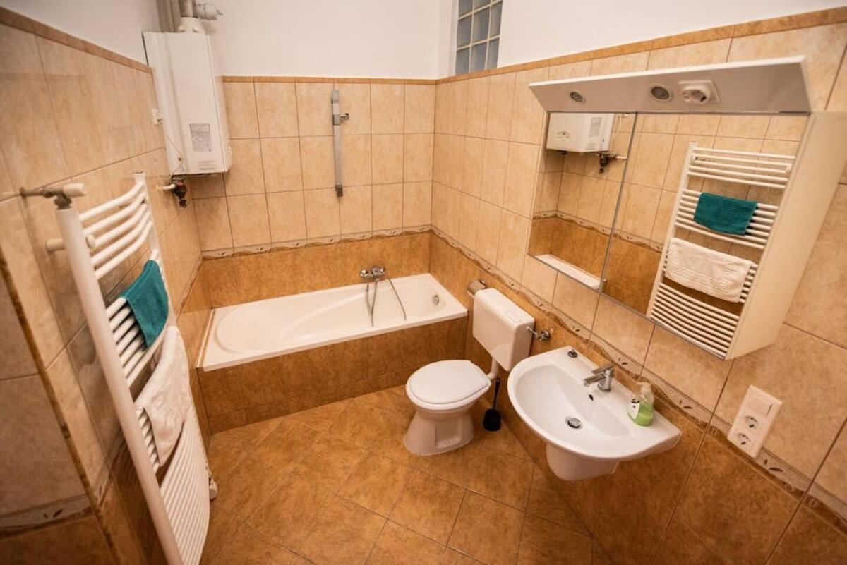 Very central convenient large AC place Budapest Extérieur photo