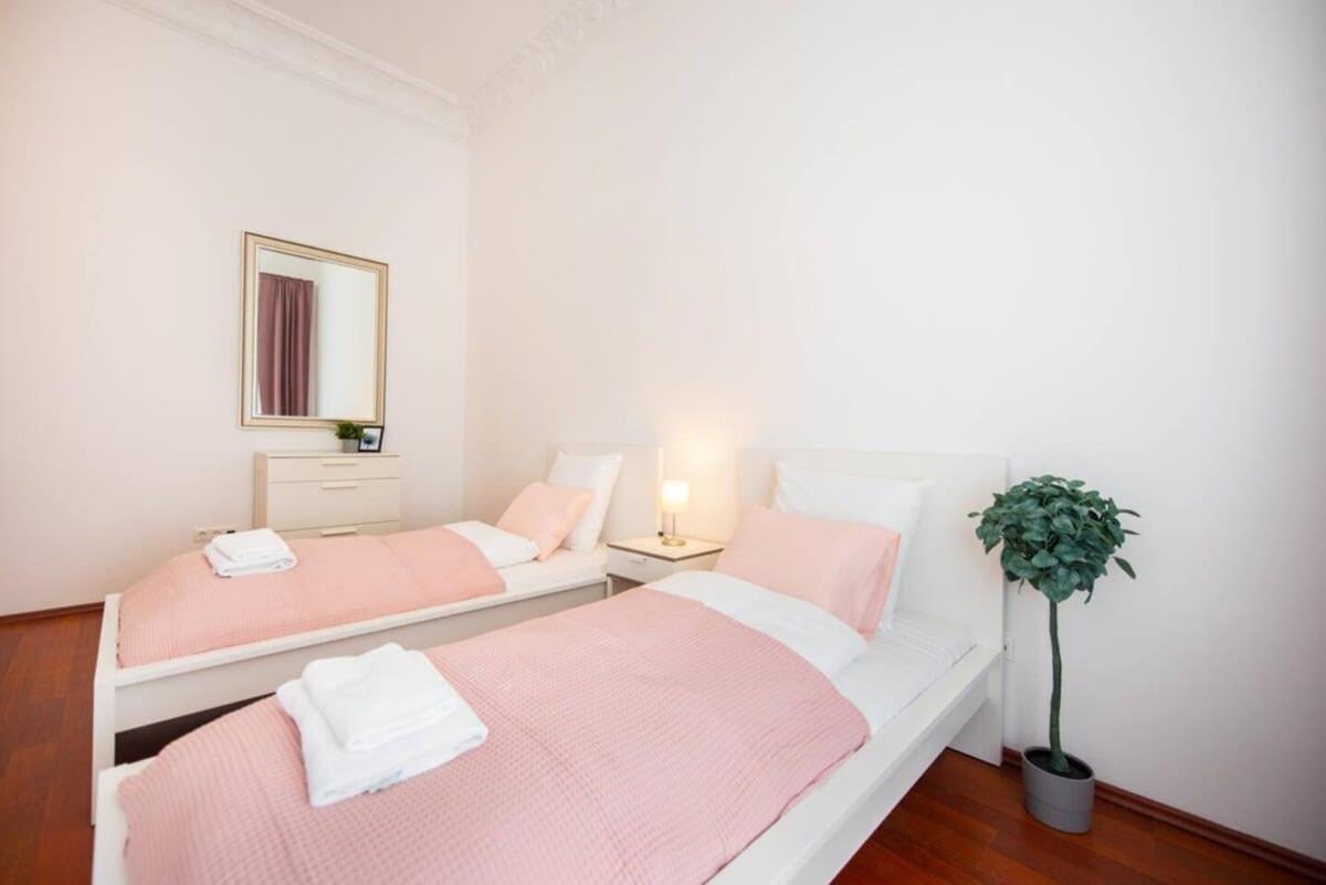 Very central convenient large AC place Budapest Extérieur photo